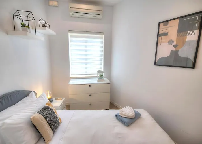 Spacious 4 Bedrooms With Sea View Balcony Goslm-3