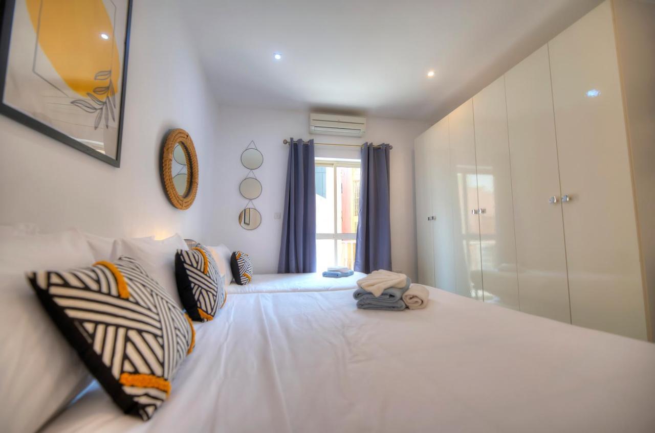 Spacious 4 Bedrooms With Sea View Balcony Goslm-3 * Sliema